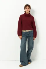 Polera color beige de poliéster reciclado, de cuello alto y manga larga.