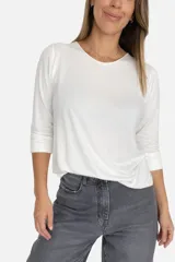 Sweater de tejido fino con cuello redondo y mangas tres cuartos. Presenta un diseño minimalista y versátil con una caída suave y elástica que se adapta al cuerpo.