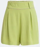 Short verde claro de lino con cintura elástica, trabillas y raya a contraste.
