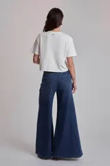 Remera blanca de algodón con cuello redondo y mangas cortas. Presenta detalle de strass en los laterales del ruedo.