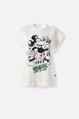 Remera de algodón color crema con estampado frontal de Mickey Mouse, elementos gráficos y texto decorativo.