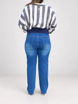 Pantalón jean maternal de corte recto, color azul con lavado localizado, confeccionado en denim elastizado. Cuenta con faja maternal alta y suave, y bolsillos delanteros funcionales.
