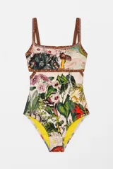 Malla entera de diseño tropical en tonos rosados y borravino, con estampado de hojas, vegetación y un leopardo oculto. Presenta escote recto y tirantes finos.