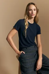Remera básica de manga corta con cuello redondo y silueta ajustada, confeccionada en una mezcla de lyocell y elastano que proporciona una textura suave, liviana y elástica.