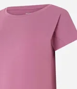 Remera deportiva celeste de microfibra texturizada, con mangas cortas y recortes en los laterales.