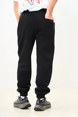Pantalón de jogging negro con puños elásticos y bolsillos laterales.