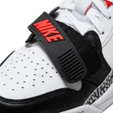 Zapatillas urbanas Nike Air Jordan Legacy 312 Low, color blanco, gris y negro. Diseño que combina elementos icónicos de AJ 3, AJ 1 y Alpha Force.
