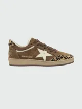 Zapatillas Golden Goose modelo Ball Star, confeccionadas en gamuza marrón con detalles en estampado animal print de leopardo en la puntera y el talón. Presentan una estrella lateral blanca, cordones marrones y suela de goma con efecto desgastado.