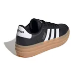 Championes Adidas VL Court Bold de mujer, color negro con las tres tiras blancas y suela marrón.
