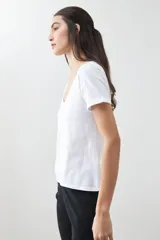 Remera verde de algodón con escote en V y mangas cortas.