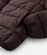 Campera puffer Marfinno de microfibra color marrón, con cuello alto, cierre frontal de cremallera y diseño acolchado horizontal.