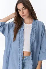 Kimono largo de lino color bordó, con flecos decorativos en los bordes frontales y mangas 3/4.