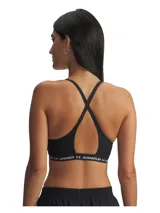 Top deportivo Under Armour con diseño de espalda cruzada, escote en V profundo y paneles de malla para mayor transpirabilidad. Cuenta con banda elástica inferior con el logo de la marca y copas extraíbles.