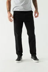 Pantalón chino clásico azul marino para hombre, de corte slim, con logo bordado y pasacinto.