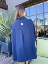 Camisa azul marino amplia de manga larga con ruedo curvo.