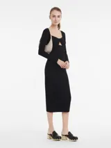 Bolso hobo de cuero color negro con cierre de cremallera y asa de hombro.