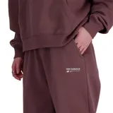 Pantalón de jogging New Balance color marrón con logo estampado en blanco.