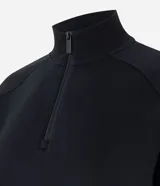 Buzo de algodón con felpa, de corte estructurado y diseño cropped. Presenta cuello alto con medio cierre frontal, mangas largas con puños elásticos y ruedo con elástico ancho.
