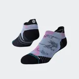 Medias deportivas Stance modelo Some Who Tab, color celeste con diseño de montañas y detalles en rosa y negro.
