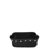 Cartera tipo bandolera de color negro con textura efecto cocodrilo. Cuenta con dos bolsillos frontales con cierre, un compartimento principal con cierre y una correa de cadena metálica plateada.