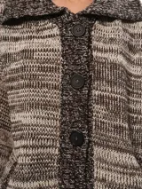 Saco tejido de lana con diseño de rayas horizontales en tonos tierra, cuello solapa, cierre frontal con botones y mangas largas holgadas.