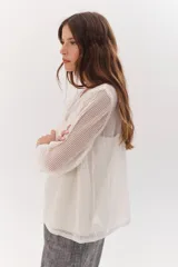 Sweater de tejido de punto calado color lila, con cuello en V y mangas largas.