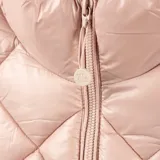 Campera puffer color nude, con cuello redondo y cierre frontal. Diseño acolchado con costuras a tono y dos bolsillos laterales con cierre.