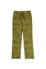 Pantalón de tiro medio color verde oliva, confeccionado en tejido con efecto gamuza. Presenta cierre frontal con cremallera, presillas para cinturón y corte recto.