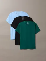 Pack de tres remeras de cuello redondo y manga corta, confeccionadas en una mezcla de algodón, poliéster y elastano. Presentan un ajuste regular y cuentan con el logo de la marca bordado discretamente en el bajo.
