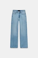Jeans de tiro alto con diseño de cinco bolsillos, corte recto y pernera larga. Presenta cierre frontal con cremallera y botón metálico.