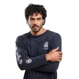 Remera de manga larga Maui and Sons color negro, con cuello redondo y puños elásticos. Presenta un estampado gráfico pequeño en el pecho y diseños detallados en la manga derecha.