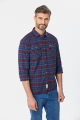 Sobrecamisa a cuadros de viyela gruesa con bolsillos frontales con solapa y botones.