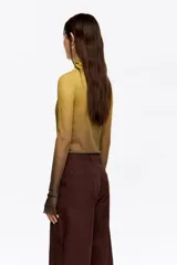 Camiseta de manga larga y cuello alto confeccionada en tejido de tul semitransparente con efecto degradado.