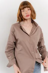 Camisa fucsia de algodón, corte clásico, manga larga y cierre con botones.