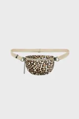 Bandolera de diseño media luna confeccionada en cuero con pelo natural y estampado animal print de leopardo. Cuenta con cierre superior de cremallera, correa de algodón ajustable y herrajes metálicos.