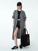 Túnica gris de lino y viscosa, de manga larga con botones y bolsillos laterales.