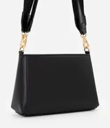 Cartera bandolera de poliuretano color marrón oscuro, con estructura firme y tamaño mediano. Cuenta con un bolsillo frontal con cierre, herrajes metálicos dorados, cierre principal y correa ajustable y desmontable.