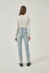 Pantalon jean de corte recto, con tiro medio, bolsillos laterales y traseros, en tono azul claro lavado.