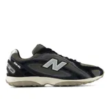 Championes urbanos New Balance modelo 204L, con diseño inspirado en el running de los años 2000. Presentan una combinación de colores en tonos verde oliva, negro y gris, con el logo N en los laterales y detalles plateados en el talón. Confeccionados con capellada de ante de primera calidad y suela de EVA.