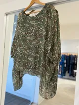 Blusa de seda italiana color verde militar con estampado animal print combinado de leopardo y cebra. Presenta cuello redondo, mangas murciélago amplias y diseño asimétrico.