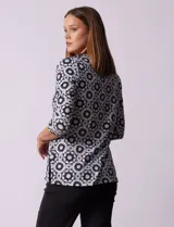 Blusa de algodón estampado marca Ruby Rd, con escote en V cruzado y mangas ¾.