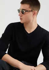 Camiseta unisex de manga larga color beige, con escote en V.