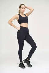 Calza larga negra de tiro alto, confeccionada en tejido de poliamida y elastano.