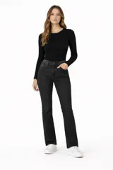 Pantalon jean de corte flare, color negro, con tiro medio y bolsillos funcionales.