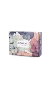 Monedero compacto de símil cuero color beige, con doble compartimento principal con cierre y un bolsillo frontal con cierre. Incluye una correa de mano lateral.