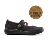 Zapato casual negro con plantilla de cuero, tira sobre el empeine con botón decorativo y suela de goma.