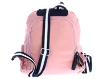 Mochila urbana Miss Carol de color negro, confeccionada en material sintético resistente. Presenta un compartimento principal con cierre y un bolsillo frontal con cierre, ambos con tiradores decorativos. Incluye un asa superior reforzada para llevar en la mano.