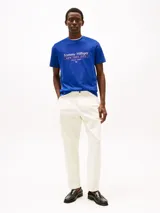 Remera azul de algodón con cuello redondo y logo de Tommy Hilfiger New York City estampado en el pecho.