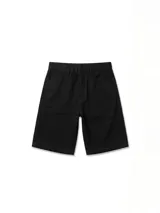 Bermuda negra de gabardina, corte ancho y largo, con bolsillos laterales.