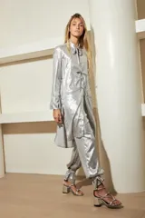 Pantalón plateado metalizado de seda, con ajuste en puño tobillo y elástico en cintura.